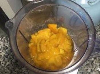 step9: 取670g芒果泥放入果汁機中；