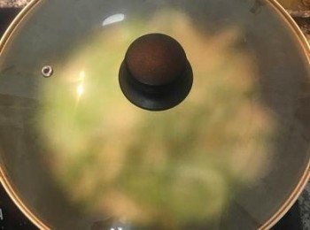 step8: 蓋鍋蓋燜煮2～2分半鐘；