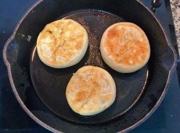 step17: 翻面將另一面也煎上色後，再將餡餅立起來，把週圍也略煎，即可趁熱享用喔～