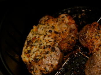 step6: 放入已預熱的AF, 180度炸8分鐘,反轉豬扒再用180度炸8分鐘便可