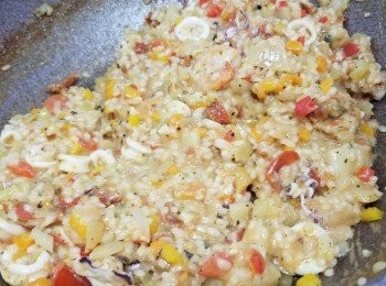 step10: 每粒米外面包住芝士蕃茄海鮮濃汁，
裡面有少少硬硬地的米香口感，
鍾意食意大利飯的朋友一定會明，
食落蔬菜海鮮味好濃厚，
但一d都無成口味精的飽膩