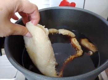 step5: 香料及所有<span class="group_2">滷水汁</span>材料放小煲中煮滾； 把原個牛肚放進