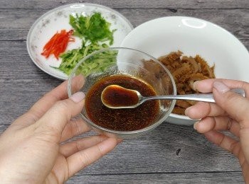 step9: 取3湯匙剛煮好的<span class="group_2">滷水汁</span>稍作最後調味； 加入適量麻辣醬調勻