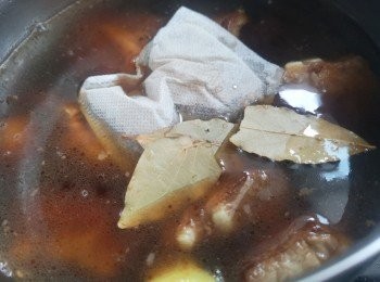 step7: 加入熱水，水份需蓋過豬軟骨，之後加入冰糖、鹵料包和香葉。