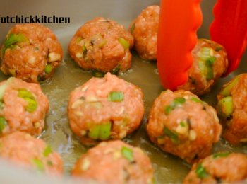 step3: 大火熱鍋, 落橄欖油將肉丸煎至金黃後拿出