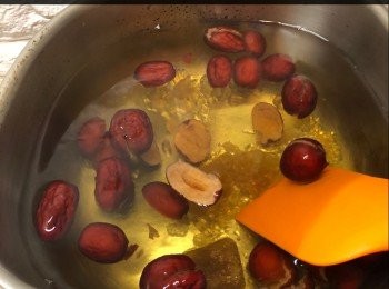 step5: 將冰糖加入紅棗水中，煮至完全溶解後關火