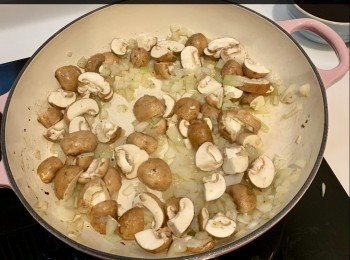 step4: 加入牛肝菌同小啡菇，菇類遇熱會出水，繼續炒至水份收乾，加入鹽，黑胡椒和乾rosemary 調味