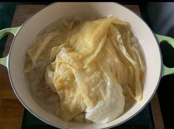 step4: 腐竹煲散後熄火。
加入雞蛋攪拌。