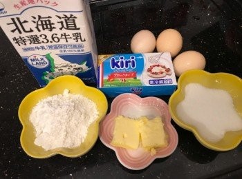 step1: 預備材料

先以上火160度、下火130度預熱焗爐 30分鐘
在蛋糕模內抹少少牛油，如是活模須包上錫紙，模內鋪上牛油紙