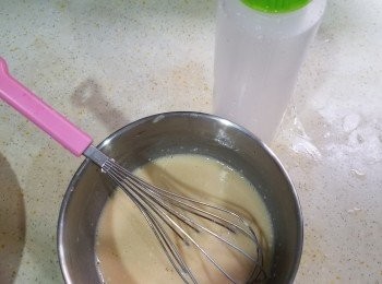 step1: Cline想快快脆煮到熱香餅全餐，又想手痕痕搞搞新意思，大家都可以試下~
首先將雞蛋+牛奶+糖+油搞暈先，
再一路Z形咁搞，一路慢慢落低筋麵粉落去搞，
搞暈左熱香餅粉漿，
就將佢倒在12蚊店醬料膠樽度，
(首先剪開膠樽口，剪樽口時慢慢調整，但吾好剪太大口），放進雪櫃10分鐘備用