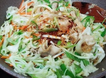 step7: 跟住加埋d醬汁+所有材料炒至2分鐘，
再加埋金菇+少少麻油落去炒至收晒d汁就關火上碟