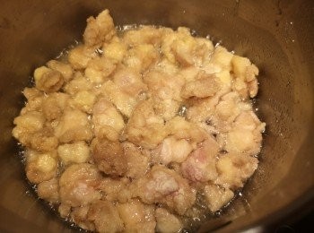step1: 先用醃料醃雞軟骨約半小時，雞軟骨撲上粟粉，用油炸雞軟骨。