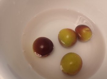 step6: 梅入樽前用酒略略洗一洗，風乾梅會有啲塵埃或果蒂碎。