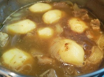 step5: 最後放入薯仔同炆，蓋蓋炆15分鐘後。