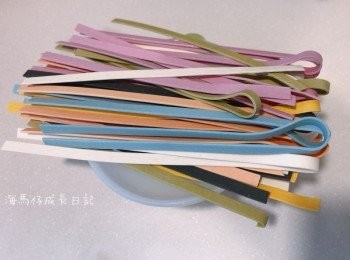 step1: 先煲滾水，放入彩虹麵煲大約15分鐘，之後過冷河，備用