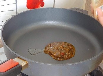 step1: 用少許油爆香Thai Basil and Chili Stir Fried Sauce 及辣椒粒