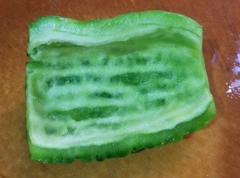 step1: 首先將3隻雞蛋打進碗內，
加入少少鹽+少少胡椒粉打至均勻備用，
Cline要同苦瓜的苦味say no,就係呢3個簡單步驟，
步驟1.先將苦瓜裡面的白色部份(苦味來源)用匙羹刮晒吾要