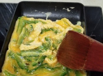 step7: 繼續中火等待蛋汁凝結，
期間用鑊鏟輕輕搞動可加速蛋汁凝結，
當見到差不多沒有流動蛋汁，
就可以翻動去另一面中火再煎至金黃