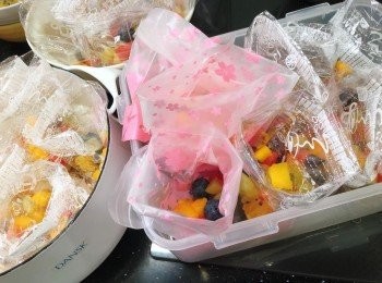 step5: 冷郤後置於雪櫃冷藏至凝固。撕開袋子，即可享用。