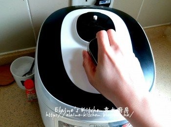 step10: 此時安全眼會凸出 , 用手向右排氣 , 當安全眼落下代表排氣完成 , 便可打開鍋蓋