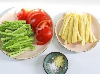 step2: 把苦瓜和粟米筍放鍋裡加入適量的水，煮８－１０分鐘