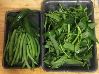 step10: 煮排骨湯時，順便把空心菜挑洗好；並將深綠四季豆去頭洗凈（如用菜豆的話請洗凈切段）；以青龍代替青辣椒的話需增量到6根；