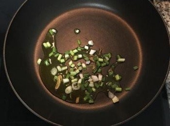 step7: 炒鍋燒熱，放入蔥白炒香；