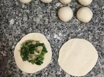 step14: 桿成中間厚週圍薄的包子皮；包入<span class="group_2">內餡</span>；