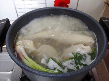 step3: 燒滾1鍋水， 下薑片／蔥段及酒， 把牛肚慢火煮15分鐘後撈起，