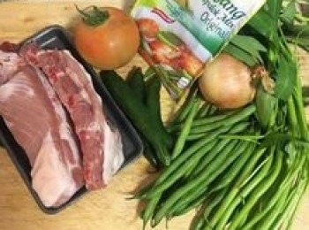step1: 排骨肉洗凈擦乾，切小塊備用；