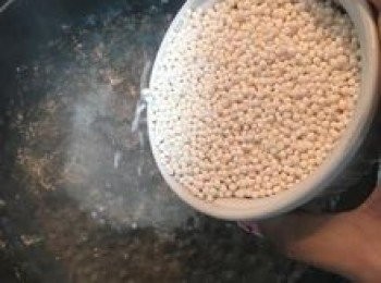 step2: 水滾後，倒入西谷米，邊倒邊攪拌，接著煮10分鐘（煮西谷米的水量應為西谷米的4～5倍）；