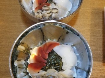 step3: 飯凍晒就可以裝飯放入大碗中(裝成小山丘形)，
上面放上紫菜絲+灑好芝麻+旁邊可加中華沙律(海草)，
再用筷子夾上所需魚生片圍在小山丘飯面上