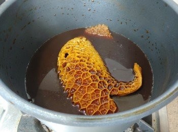 step7: 取出滷水包; 讓牛肚在<span class="group_2">滷水汁</span>內多浸20分鐘