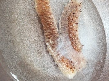 step1: 今晚Cline簡易煮下呢味薑蔥鮑魚海參冬菇撈麵補一補，
首先將海參解凍，然後再用滾水烚一烚出左d雪味
然後將海參切成一小塊備用