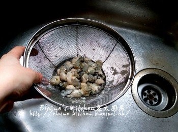step2: 蠔仔放入碗內加入熱水將蠔仔灼熟 , 再瀝乾水份