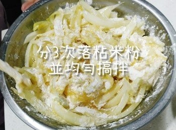 step4: 分3次倒入粘米粉再均勻搞好