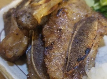 step5: 香煎泰式牛仔骨外表金黃，
食起來充滿魚露+蔥蒜的咸香，
肉質淋身又多汁