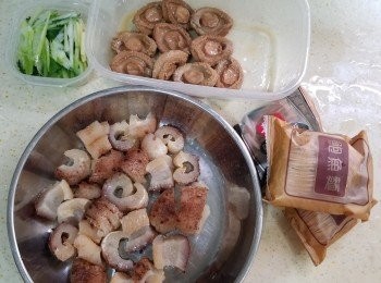 step2: 切好薑片+薑絲+蔥段+芫荽段，
開左罐頭鮑魚，鮑魚另外放碟備用