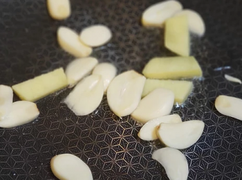 step4: 用油起鑊爆香蒜頭及薑片