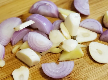 step2: 蒜頭、薑、乾蔥頭切片