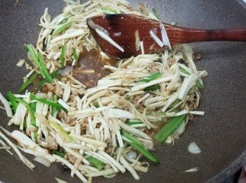 step7: 炒到茭白有少少淋身，就再落中式醬汁繼續炒至收晒d汁，
青椒同茭白會淋身晒吸晒d汁，
最後落埋蔥+芫荽快炒一二下就可以上碟食得