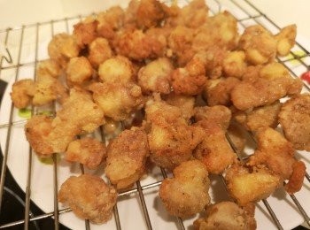 step2: 雞軟骨炸好後備用。蜜糖醬料混合攪勻備用。