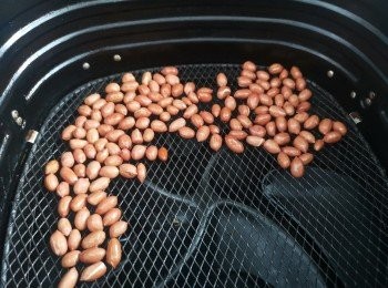 step4: 空氣炸鍋溫度設160度焗3分鐘，打開炸鍋然後取出炸籃搖一搖花生。再放回氣炸鍋再焗2分鐘，再搖一搖炸籃再焗一分鐘，如果生花皮未達炸的效果，每次只可每分鐘加時。