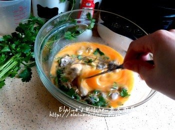 step5: 加入芫茜碎及蠔仔輕輕拌勻靜待10分鐘