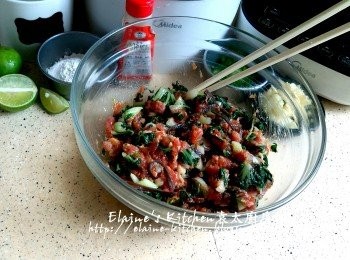 step8: 之前醃左30分鐘的豬肉碎 , 逐一加入大白菜碎及木耳絲拌勻