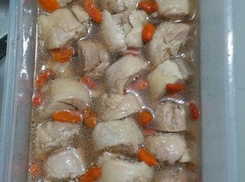 step1: 步驟：雞用醃好就用錫紙卷起，之後水滾放入雞煮，煮好後待涼…杞子浸水連雞放入盒，再加上李錦記醉雞汁放入雪櫃就完成