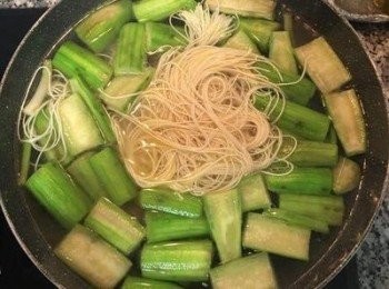 step7: 湯滾後，先將麵線用水沖一下後，放入鍋中煮滾，用鹽調味。