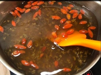 step9: 將已浸軟魚膠片（揸出多餘水份）加入桂花杞子紅棗水中攪拌至完全溶解
