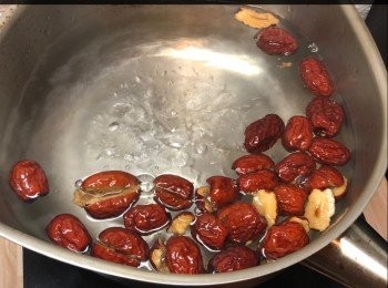 step4: 煲滾水後加入紅棗肉，用慢火煮十分鐘