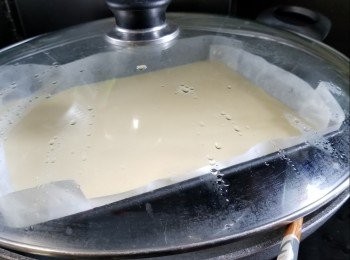 step5: 放入模內(模加牛油紙方便脫模)，用中火水滾起計蒸15分鐘，蓋插上一支筷子疏氣，熄火後抽出筷子焗15分鐘(時間因應模厚或薄而定，可以中間插竹籤試，如豆腐已經凝固即可熄火焗)